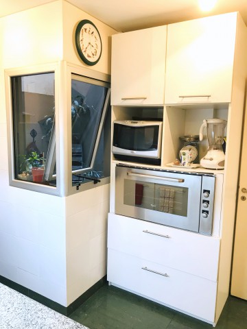 COCINA COMPLETAMENTE EQUIPADA CON HORNO WHIRPOOL, ANAFE Y SPAR ARISTON.