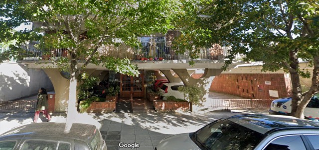 Edificio en Torre, con hall de entrada acristalado, 2 ascensores