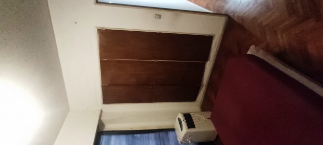 Habitación con armario empotrado y balcón francés.