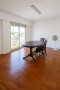 salón comedor con balcón francés y piso parquet
